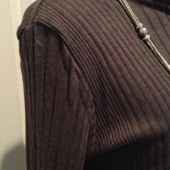 Gray ribbed turtleneck - Picture 3 of 4